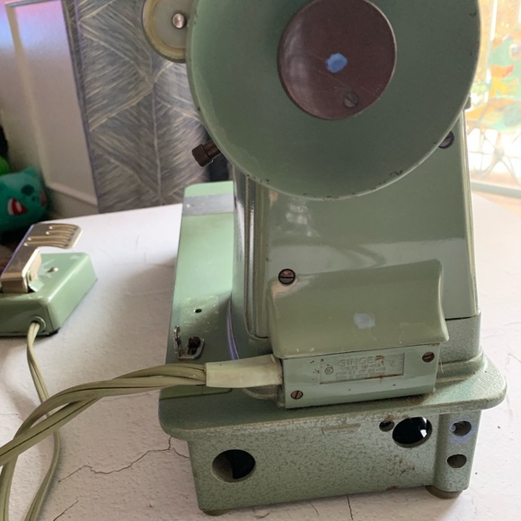 Vintage Spartan Singer Sewing Machine - Picture 5 of 10